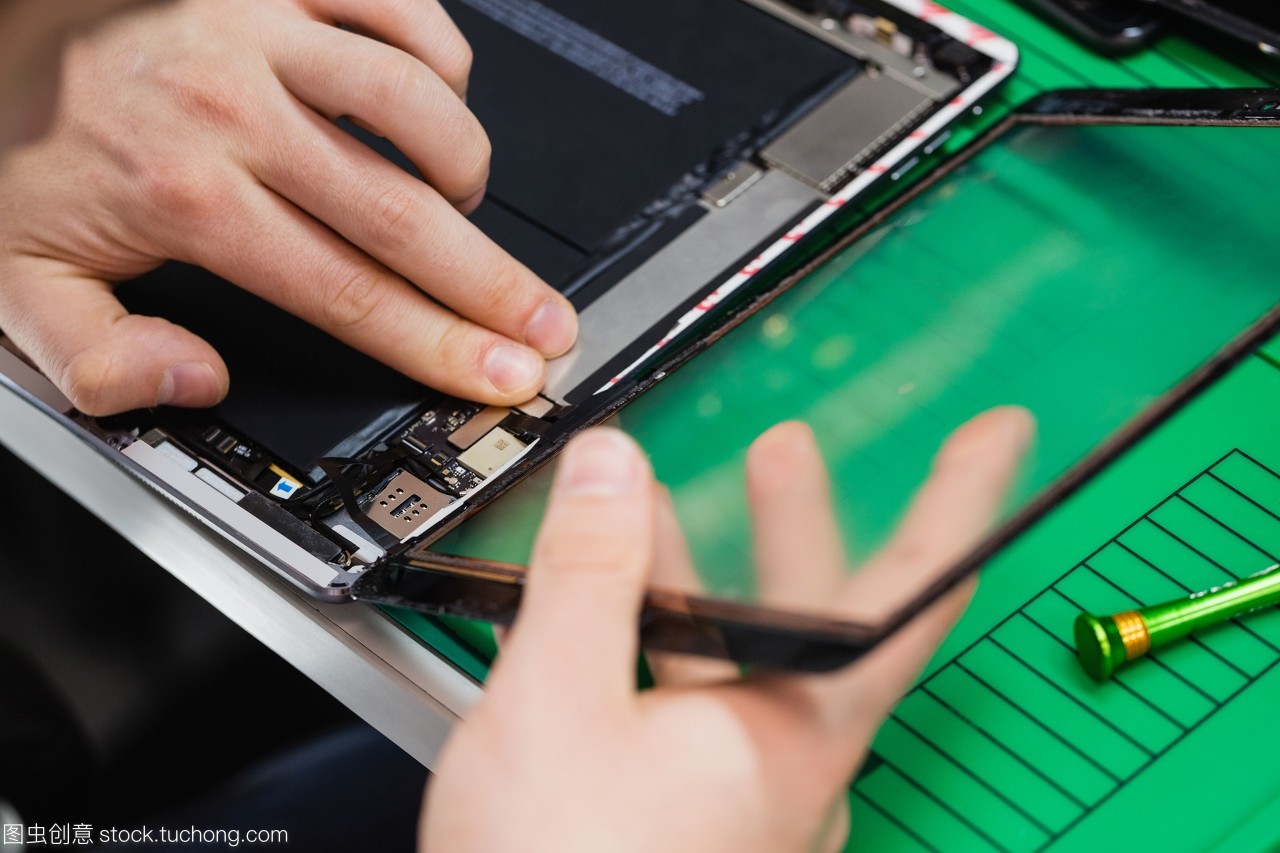 指尖上的精密 数码平板电脑维修特写
